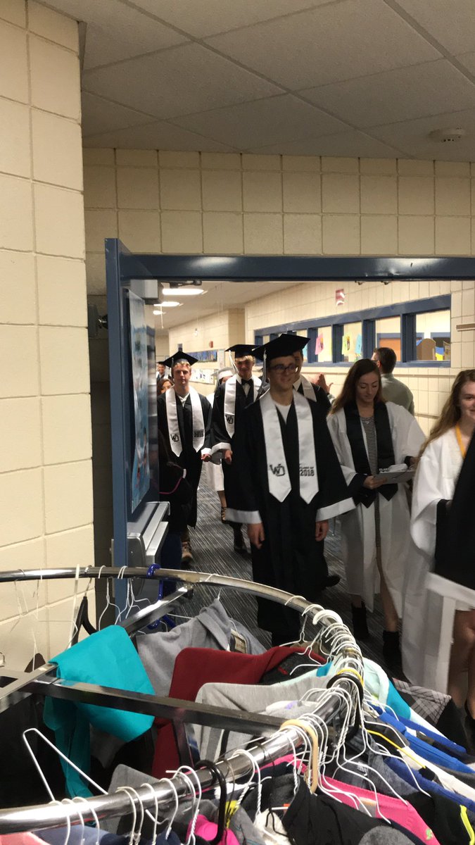 LakeshoreWO's tweet photo. WO Class of 2018 taking a victory walk through their old elementary school...kids giving them lots of love and high fives! https://t.co/aBxQRrXTvb