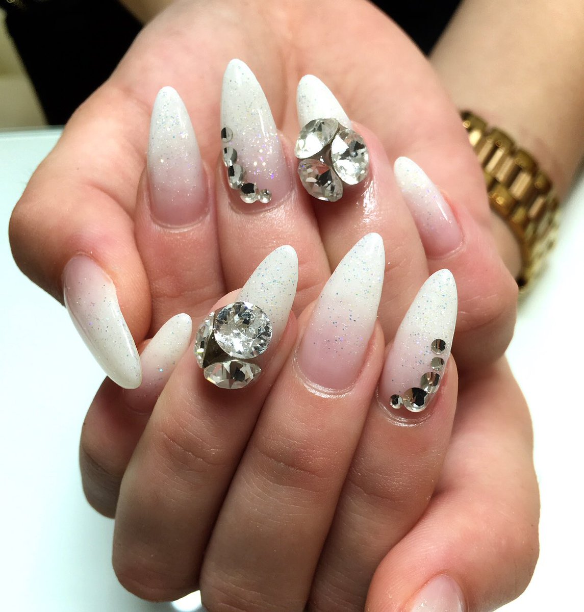 ネイルサロンmarch En Twitter 難波本店 大倉です ラメグラ大人気です 左右色違いネイル ホワイトラメネイル R1 E40 Mp1 クリア W5 March ラメ グラデーション 夏ネイル キラキラ