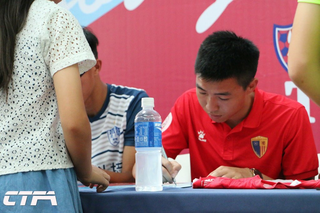 FCTaicheng's tweet photo. Yesterday our player 號霍柏辰 went to the activity organized by Chinese Taipei Football Association. We are happy to participate in activities like this, supporting football and trying to get more fans for increase the football atmosphere in #Taiwan.
#TaichengLions #football https://t.co/chHPxDbQ7p