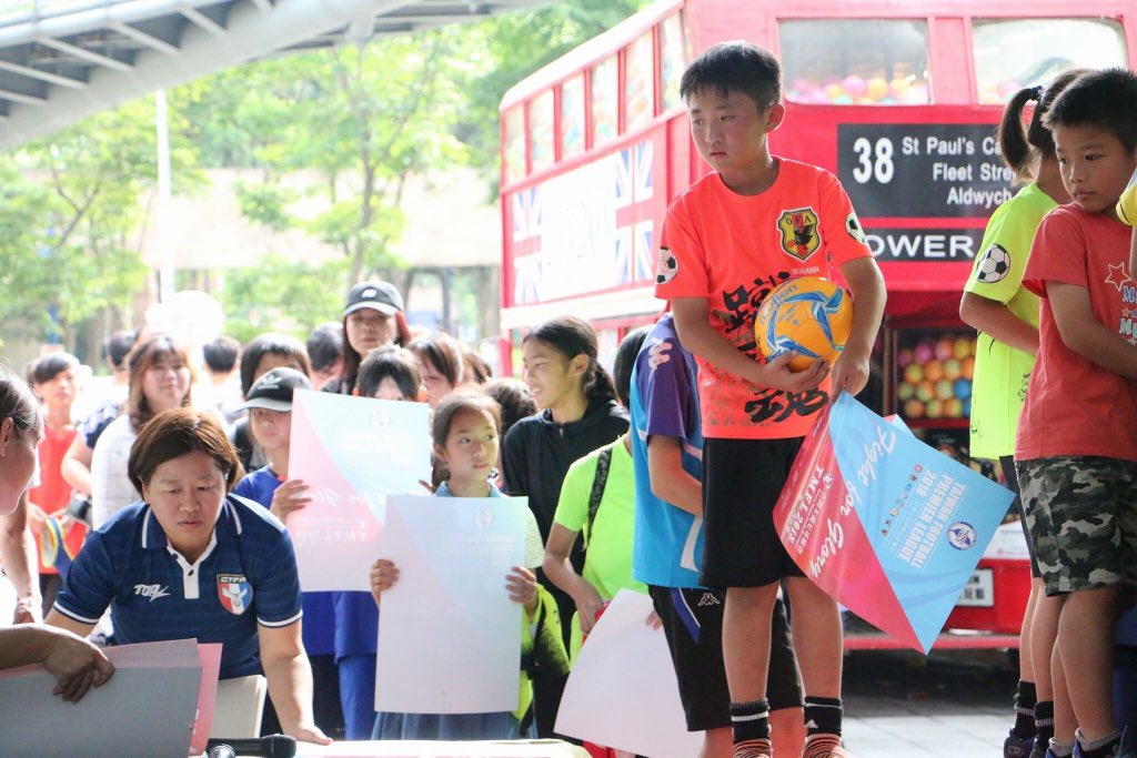 FCTaicheng's tweet photo. Yesterday our player 號霍柏辰 went to the activity organized by Chinese Taipei Football Association. We are happy to participate in activities like this, supporting football and trying to get more fans for increase the football atmosphere in #Taiwan.
#TaichengLions #football https://t.co/chHPxDbQ7p