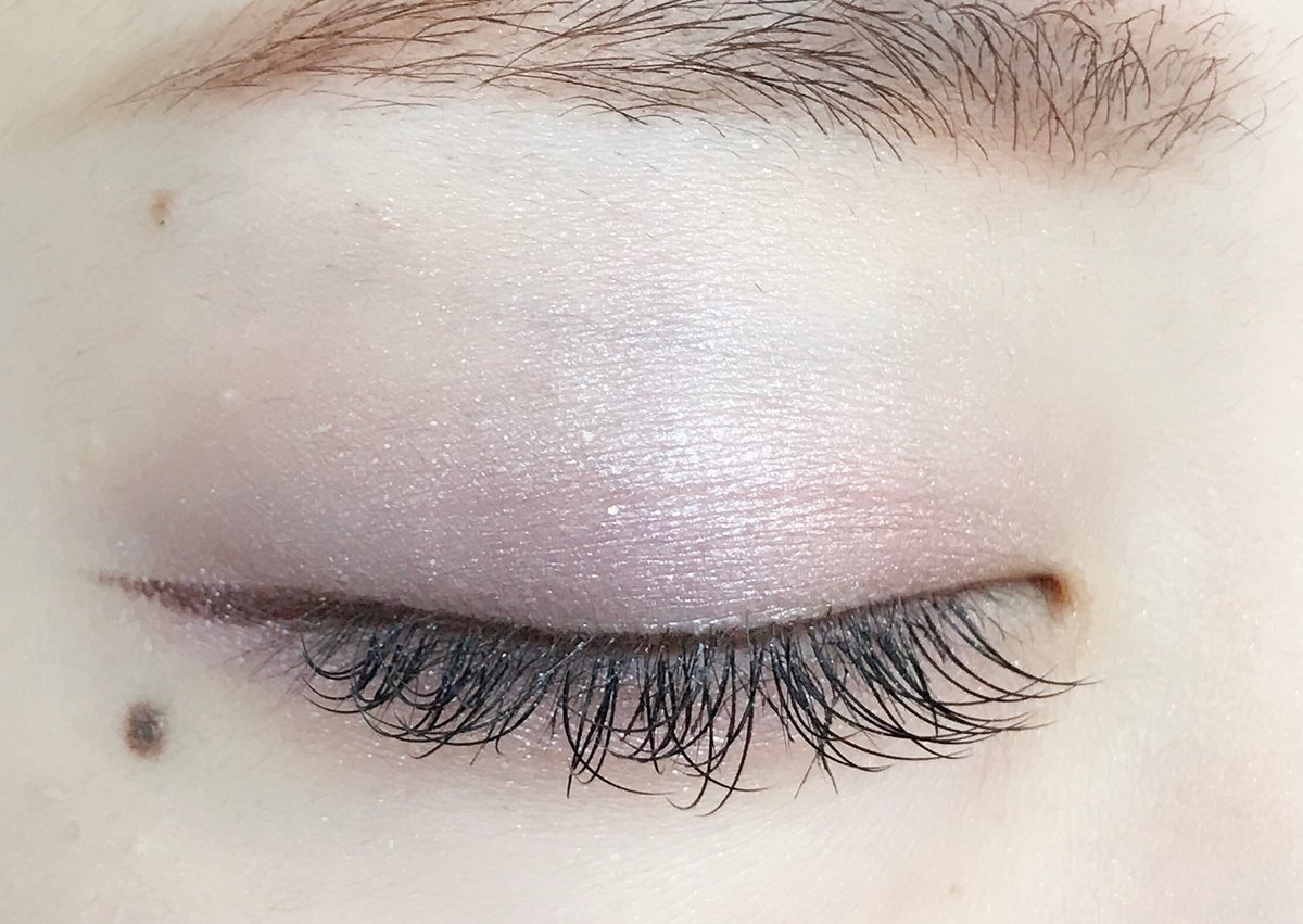 える Twitter પર アディクション縛りで とても儚げメイクが完成されました 1のシェルガーデンを上下まぶた全体に 2のマテリアルガールを上まぶた目頭に 下まぶた真ん中に 3のホライズンを上下まぶた目尻に 全てブラシで乗せてます これだけなのにツヤツヤで