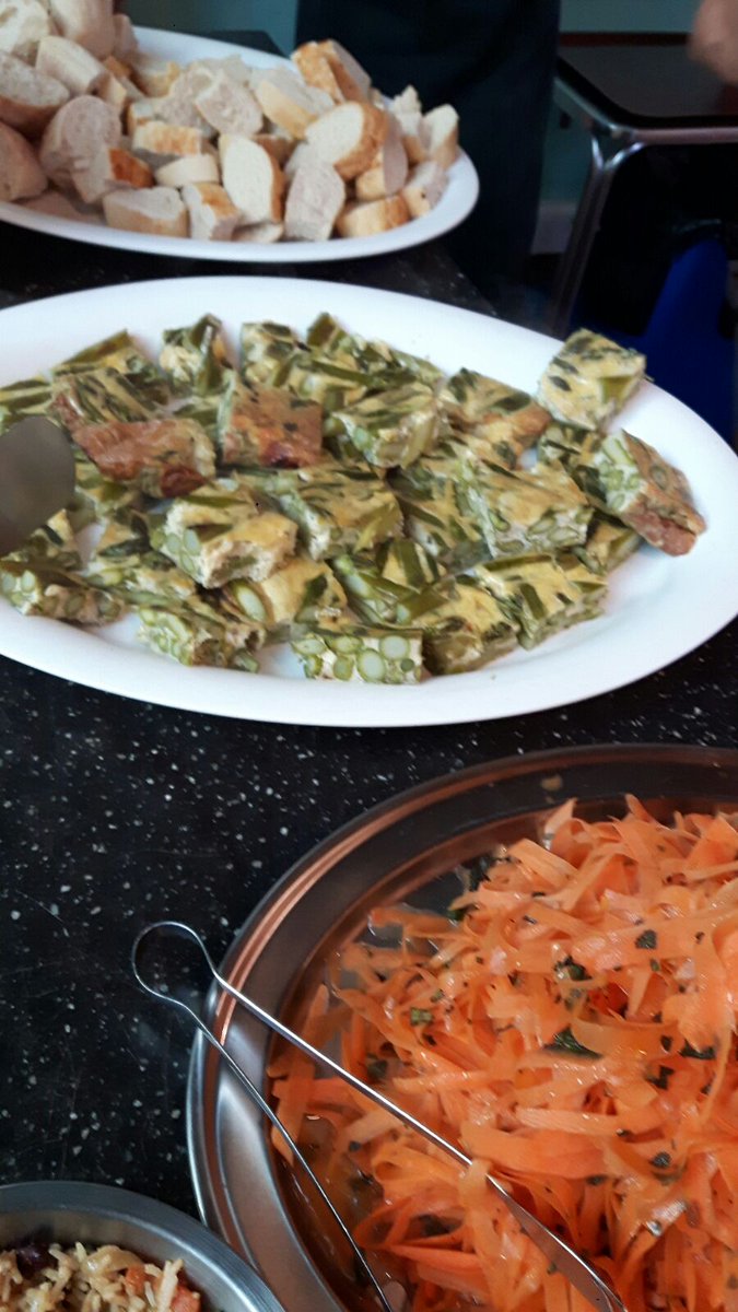 realjunkfoodBri's tweet image. Our cafe is open today from 12.30 till 2 st lukes near 7 dials. The lovely Marco has cooked up a storm of  chicken cacciatora peppers tomato, Stuffed peppers, rice &amp;amp; veg,  carrot &amp;amp; mint salad, hummous, asparagus frittata wow!! #Brighton always #vegan friendly and Pay As You Feel