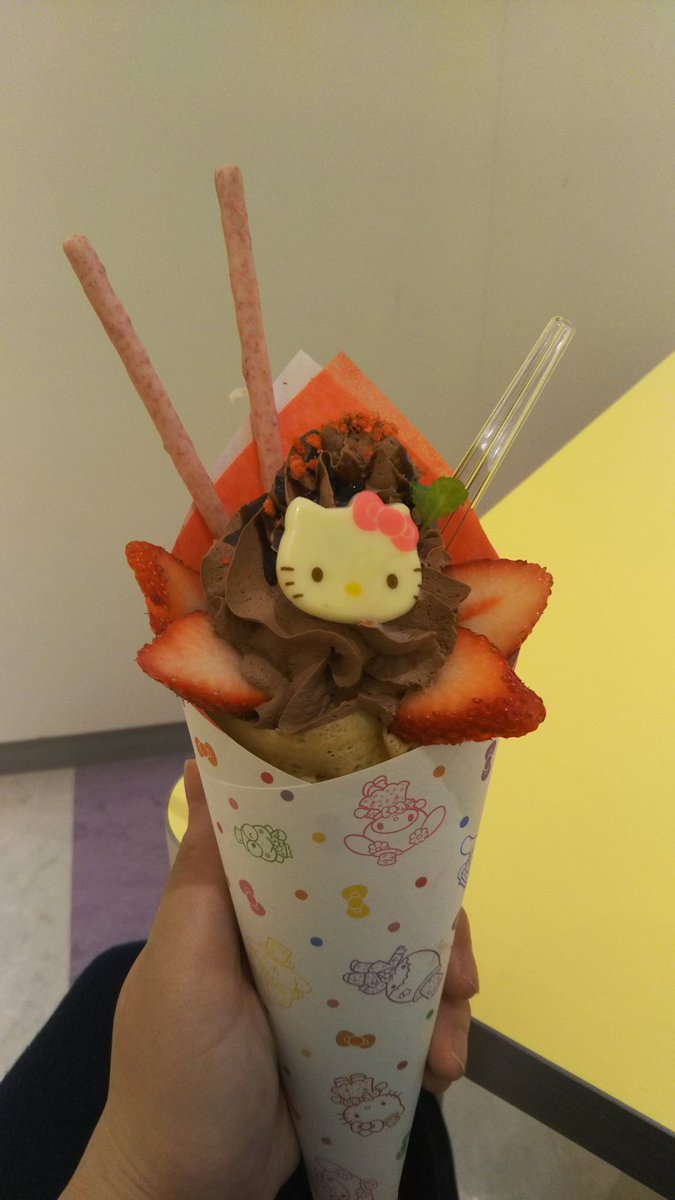 uuuru23's tweet photo. ピューロランドに行ってきました。
最高に楽しかった。娘も大興奮。
娘はキティちゃんに会ったら「あっこしたーい」（意：ぎゅっとしたい）と言っていたが
無事立て看板のキティちゃんをあっこしていた(笑) https://t.co/Csjcfm5Kc8