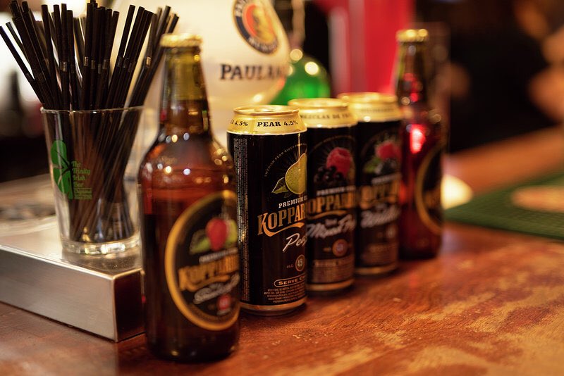 ElMundoOk's tweet photo. En el viaje #ChipionaNatural también hubo tiempo para unas copas de noche, y mucha complicidad y risas en el @TrinityChipiona 🍺 ¡Un ambientazo a pie de playa! 

📷 Jesús Arango y #QuinceWeb https://t.co/3Pgg0w3N3O