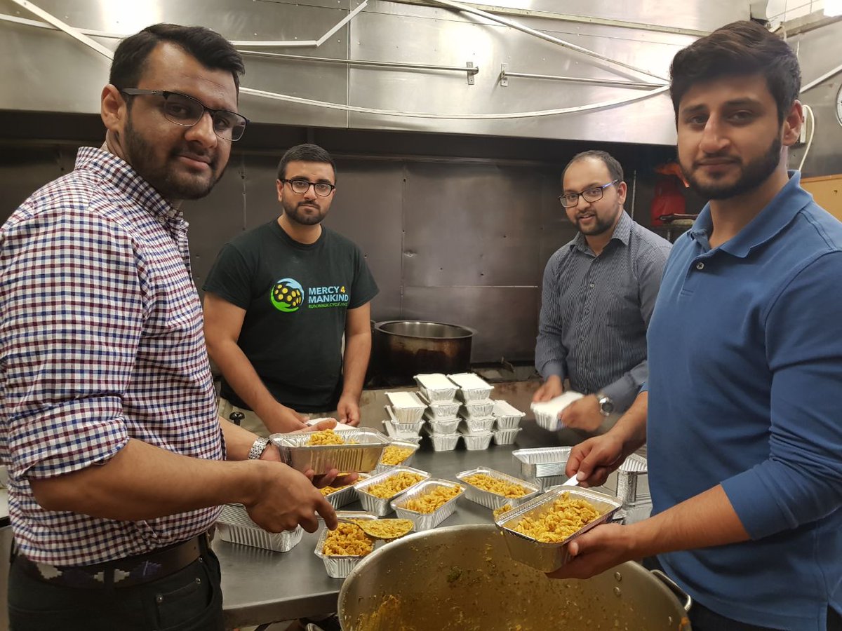 islamabadqiadat's tweet photo. Even while fasting for long hours (17.5 hours to be exact!), four of our youth went to Central London to pack, deliver and distribute chicken pasta to 63 homeless people! https://t.co/P4aTdsoBC3