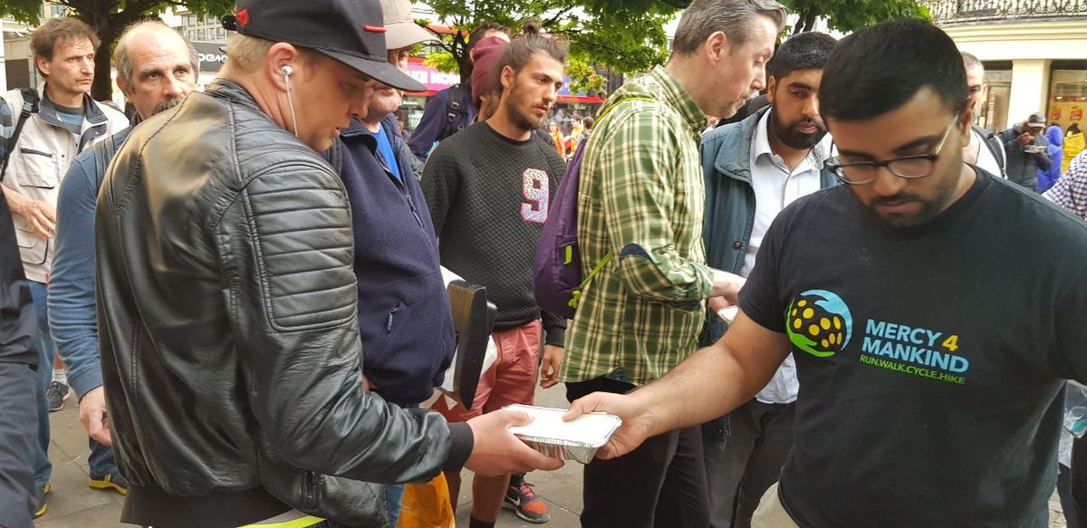 islamabadqiadat's tweet photo. Even while fasting for long hours (17.5 hours to be exact!), four of our youth went to Central London to pack, deliver and distribute chicken pasta to 63 homeless people! https://t.co/P4aTdsoBC3