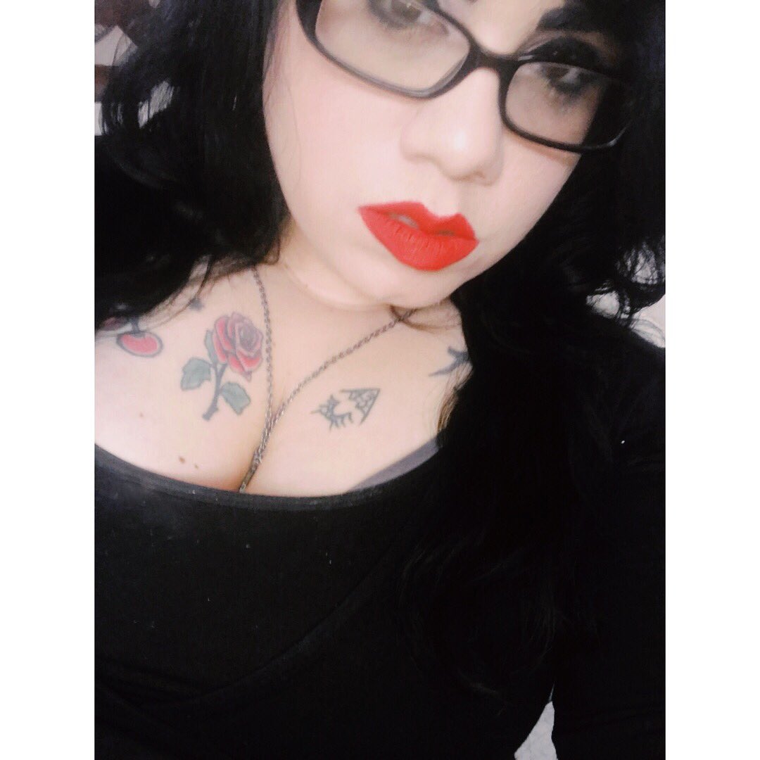 IconicRing's tweet photo. RT @misssnowwhitexx: Happy World Goth Day! π€πΉβ€οΈπ #happyworldgothday #gothgirls #gothgirl #goththick https://t.co/e0ysI1VQOv
