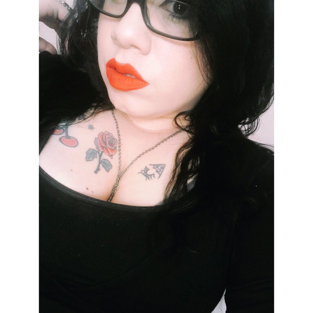 IconicRing's tweet photo. RT @misssnowwhitexx: Happy World Goth Day! π€πΉβ€οΈπ #happyworldgothday #gothgirls #gothgirl #goththick https://t.co/e0ysI1VQOv