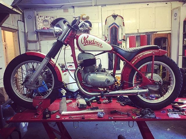 Beautiful Jawa CZ custom build by @boltlondon 
Photo courtesy of @boltlondon 
Almost there with the jawa!  Fitted the new seat, hand made by <a href="/skateinteriors/">skate-interiors</a> - come see the bike at the @bikeshedmc exhibition next weekend  More photos on - … ift.tt/2kfxR8P