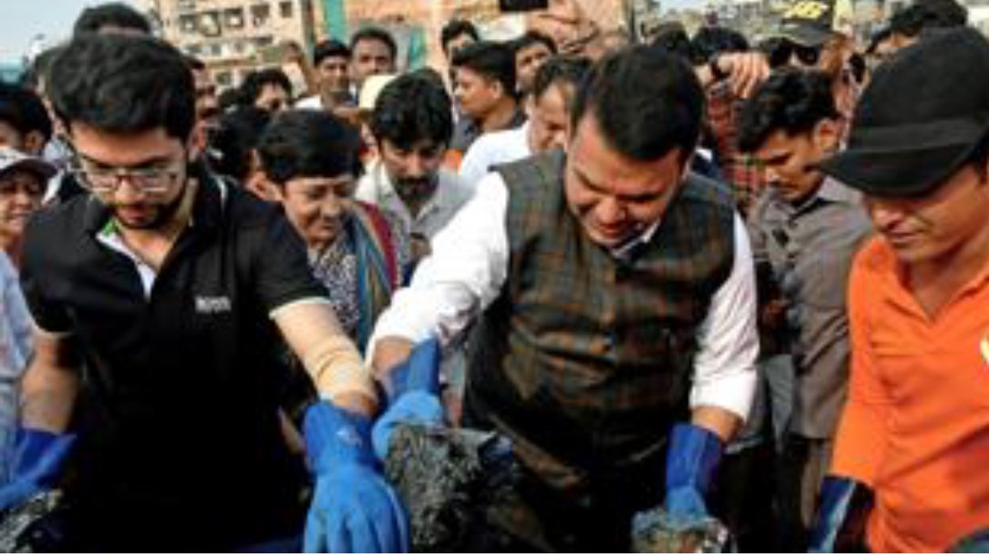 Week 136 . #BeatPlasticPollution .

India hosts World Environment day 2018 along with @UNEnvironment .The celebration starts <a href="/versovabeach/">Clean Up Versova</a> with cleaning the beach - to tackle marine debris .

Mumbaikars -Pls join on 27 May@ 6am. Historical day .

Our bit to love our ocean.