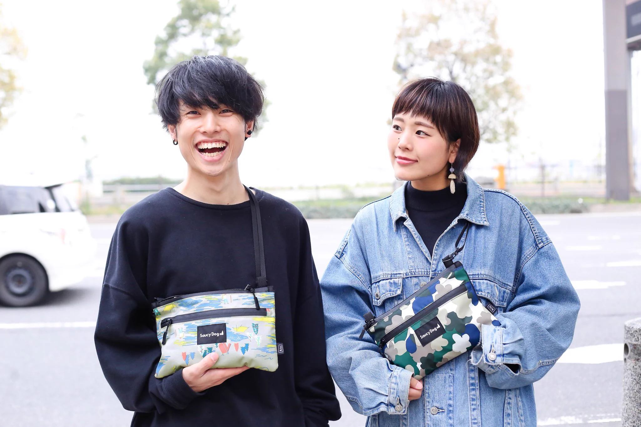 Saucy Dog × KiU サコッシュ オーナーズ限定ピンバッチ付き Saucy Dog on X: 