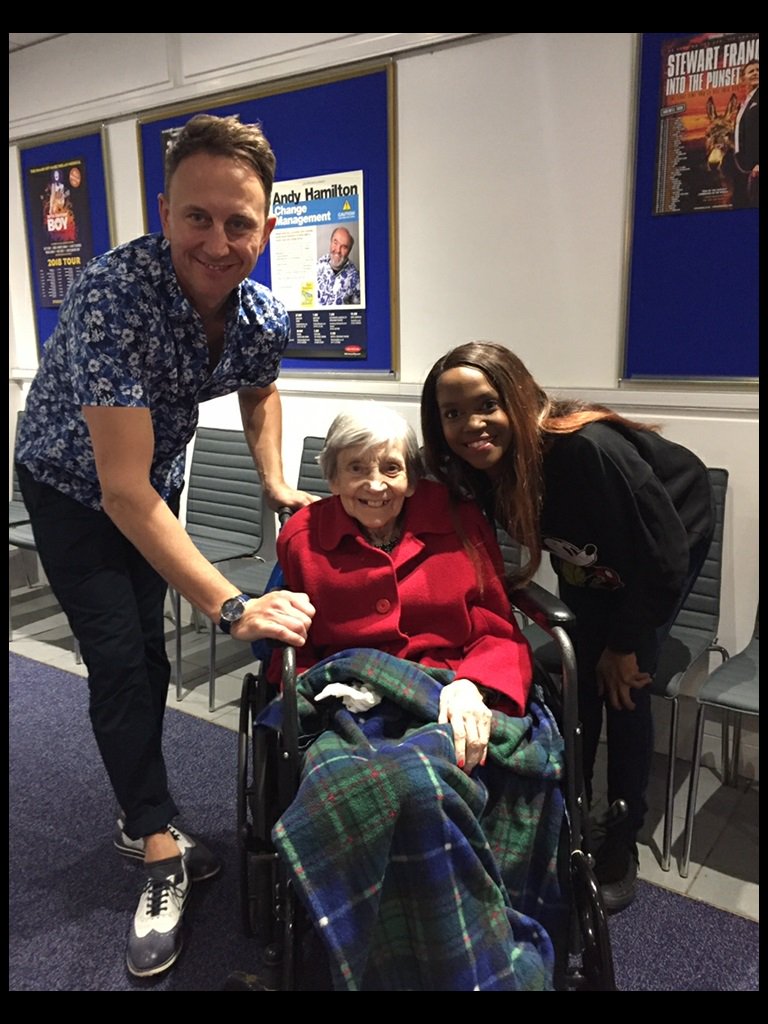 SilverWishesQC's tweet photo. Pinewood Lodge resident Katie was delighted when her wish to visit the theatre came true in spectacular style as part of the Quantum Care Silver Wishes campaign when she met @OtiMabuse and @ianwaite thanks to @albanarena! Full story: https://t.co/HbZq24xqxN  @OtiIanTour https://t.co/XUmjLbaZIC