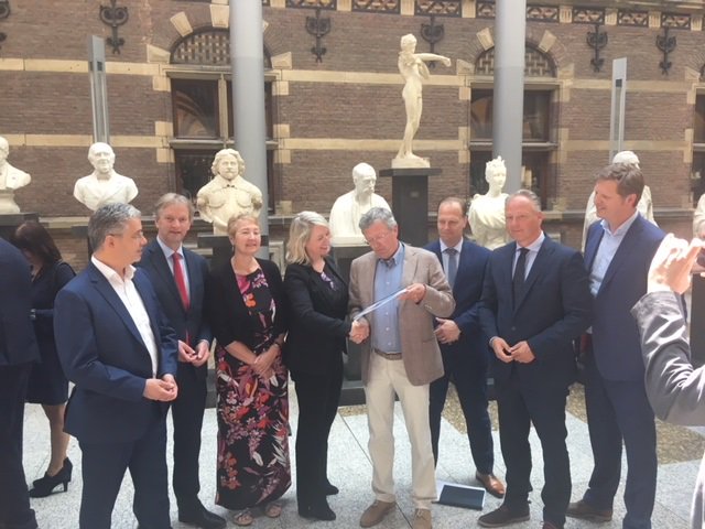 De commissie heeft zojuist het onderzoek 'Toegevoegde waarde van #SmartMaintenance voor de Nederlandse Infrastructuur' in ontvangst genomen uit handen van #FME #WCM