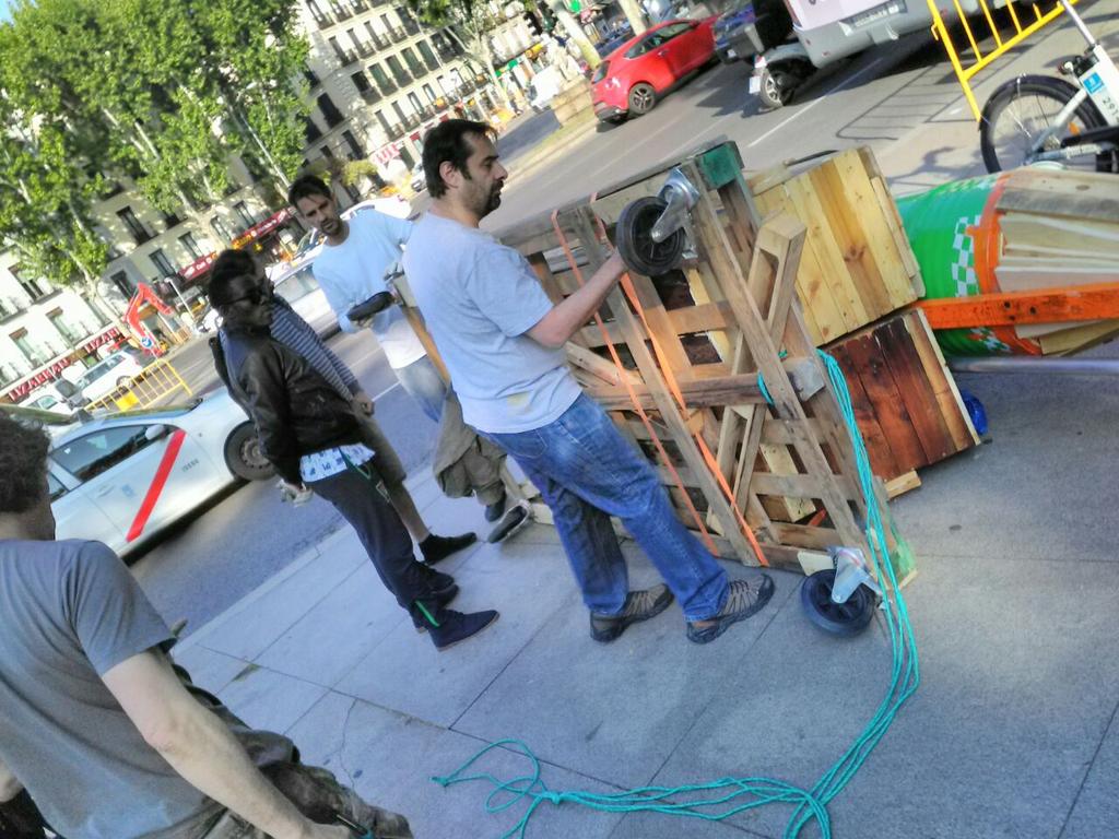 mmcanaves's tweet photo. Día 14 de #Interactivos18 en @medialabprado. Ayer a la noche hasta las 12 de noche nos quedamos y hoy suspendimos las actividad matutinas de #RAEECICLAJE para colaborar con el transporte, finalización y prueba de #Ecoboat2 https://t.co/XyEH2zTH4G