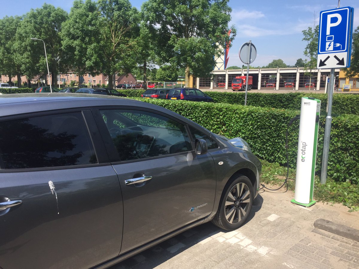 De eerste tanking is een feit op m'n eerste #laadpaal #ElectricVehicles. Met dank aan @Emerhuys en @EcotapBV. De rest mag volgen!!