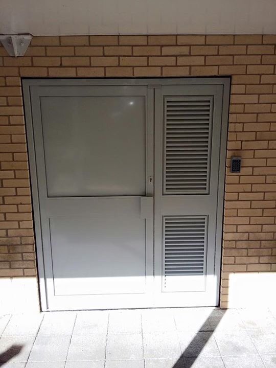 dm2003ltd's tweet photo. New louver doors and frames #louverdoors #aluminiumlouvers #strongdoors #aluminiumdoorssheffield #birdmesh #insectmesh https://t.co/USLAAMEAnr