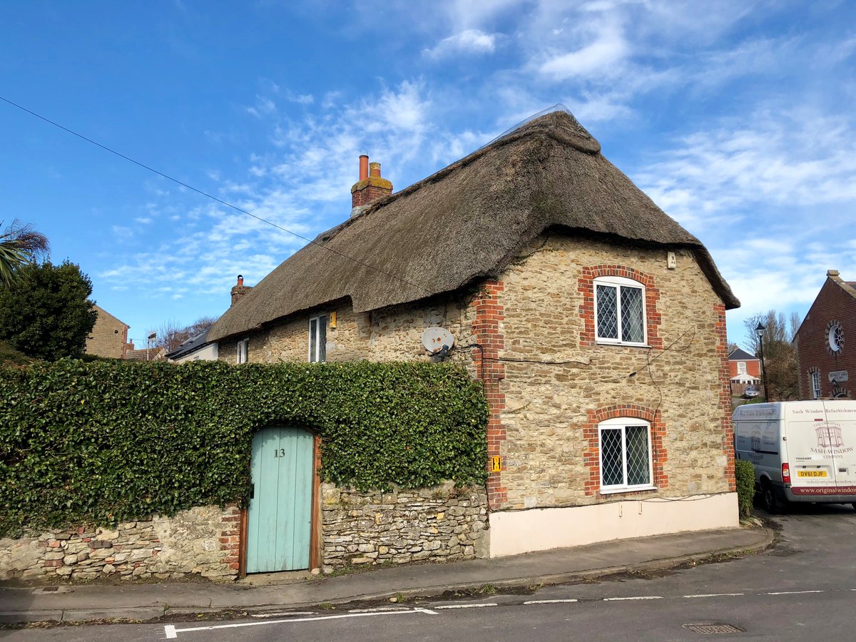 PopcornJulie's tweet photo. Imagine living in a cottage like this on the Jurassic Coast https://t.co/GUEdq3K6fY #chickerell #Dorset #jurassiccoast #villagelife #thatchlife @jurassic_coast @jurassicguides cc 1800 https://t.co/jSacXpwQTl