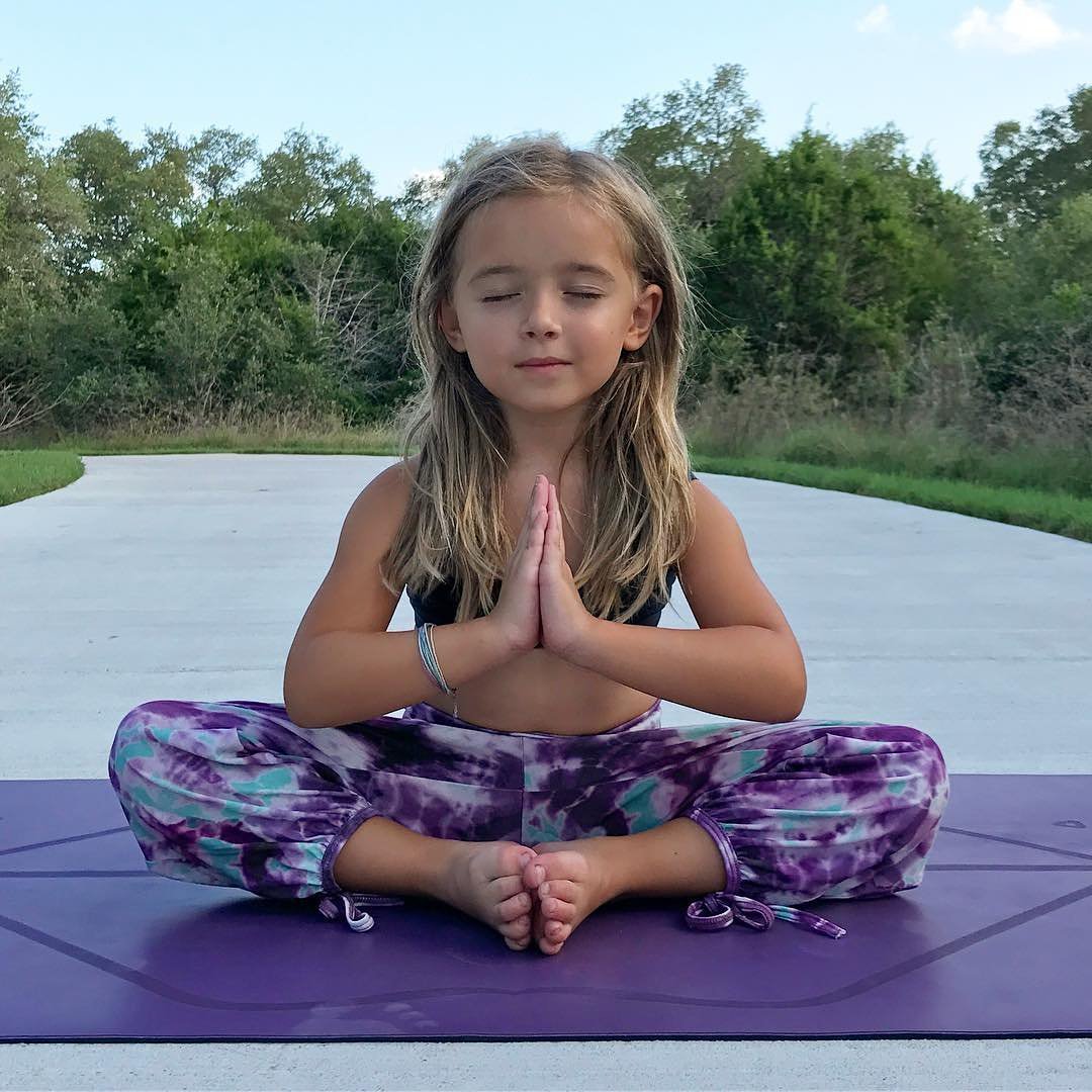 TIME TO CONNECT WITH OURSELVES 🙏
Today's Tuseday message is to not let age extinguish the fire of our inner child.
NAMASTÉ 📽️ @coffeeandrainbows
#yoga #meditation #yogapose #relax #innerchild #takecare #selflove #tusedaymessage #yogamind #yogainspiration #yogamotivation #yogi