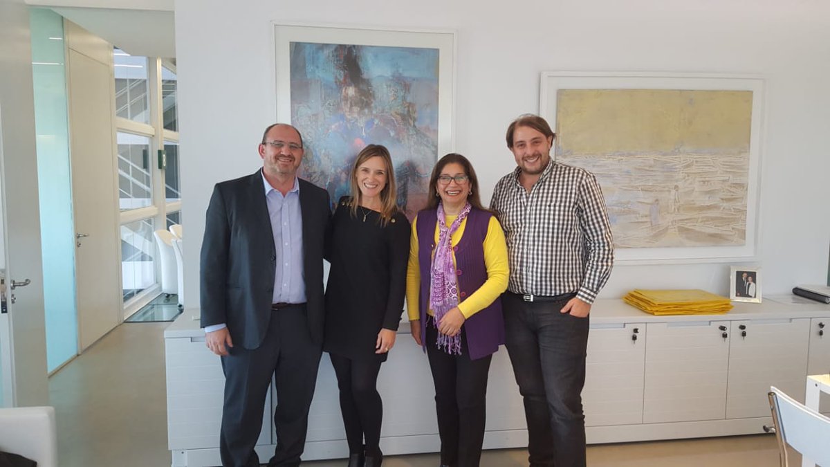 AgenciaProCba's tweet photo. 👥El gerente general @r_rossotto y la gerente del área de Cooperación y Relaciones Internacionales @viviana__arias se reunieron con la @RectoraSiglo21 y Andrés Prado del Centro Global de Empresas, para planificar acciones conjuntas a llevar a cabo.
#CulturaComex #comex2018 https://t.co/Dtuz4MbWdD