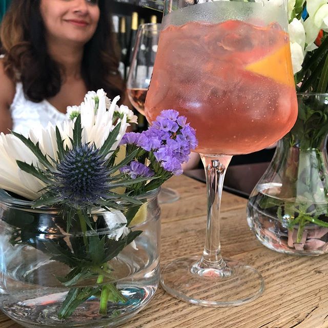 LoveWineTWK's tweet photo. Brockmans Gin & aromatic fever tree, slice of orange 🍊 #perfectgin #prettyflowers #prettygin #coulddrinkthisnow #loveTWK https://t.co/QDd313RJtE