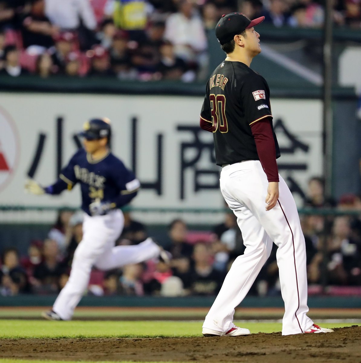 nikkan_tohoku's tweet image. 痛すぎる連敗です。 #楽天イーグルス は22日、#オリックス に0-10で敗れました。投手陣が１６安打で１０失点。打線も散発５安打と元気なし…。心配は８回、#戸村健次 投手の顔付近に打球が直撃し、担架で運ばれて交代しました。軽傷であることを祈るばかりです #RakutenEagles #Rakuten #楽天