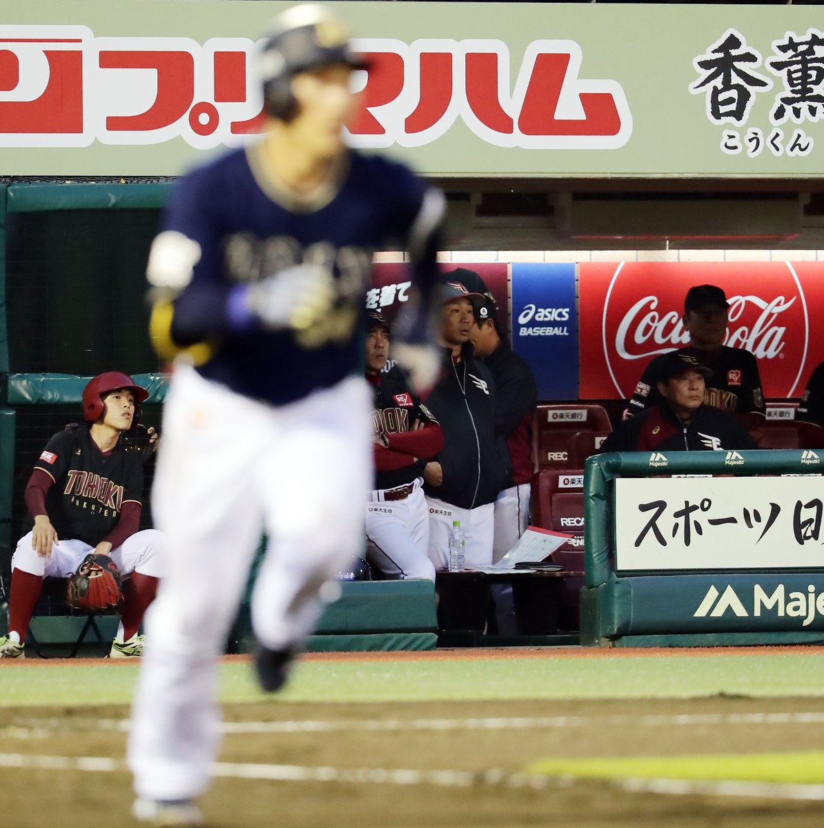 nikkan_tohoku's tweet image. 痛すぎる連敗です。 #楽天イーグルス は22日、#オリックス に0-10で敗れました。投手陣が１６安打で１０失点。打線も散発５安打と元気なし…。心配は８回、#戸村健次 投手の顔付近に打球が直撃し、担架で運ばれて交代しました。軽傷であることを祈るばかりです #RakutenEagles #Rakuten #楽天