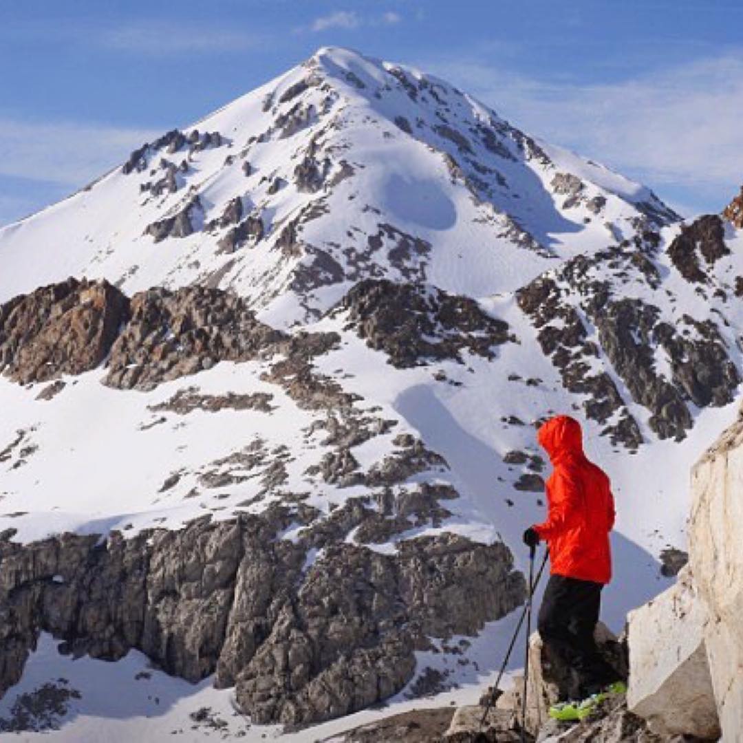 The LT Armor Jacket - extremely light and packable. Made from 30d Nylon with fully taped seams, this jacket will breathe and shed the rain. brooks-range.com/product-p/6028… 📸 Splitboard Guides International