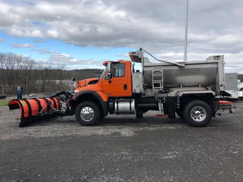hudsonrvrtruck's tweet photo. This International was equipped with a @MonroeTrkEqp 12β poly reversible plow, mid mount Jr. wing, stainless steel #RDS combination body with front & rear spread, @forceamerica hydraulics and US Tarp electric load cover. #PoweredByForceAmerica
@Truck_Tuesday #webuildworktrucks https://t.co/50EGJvsW46