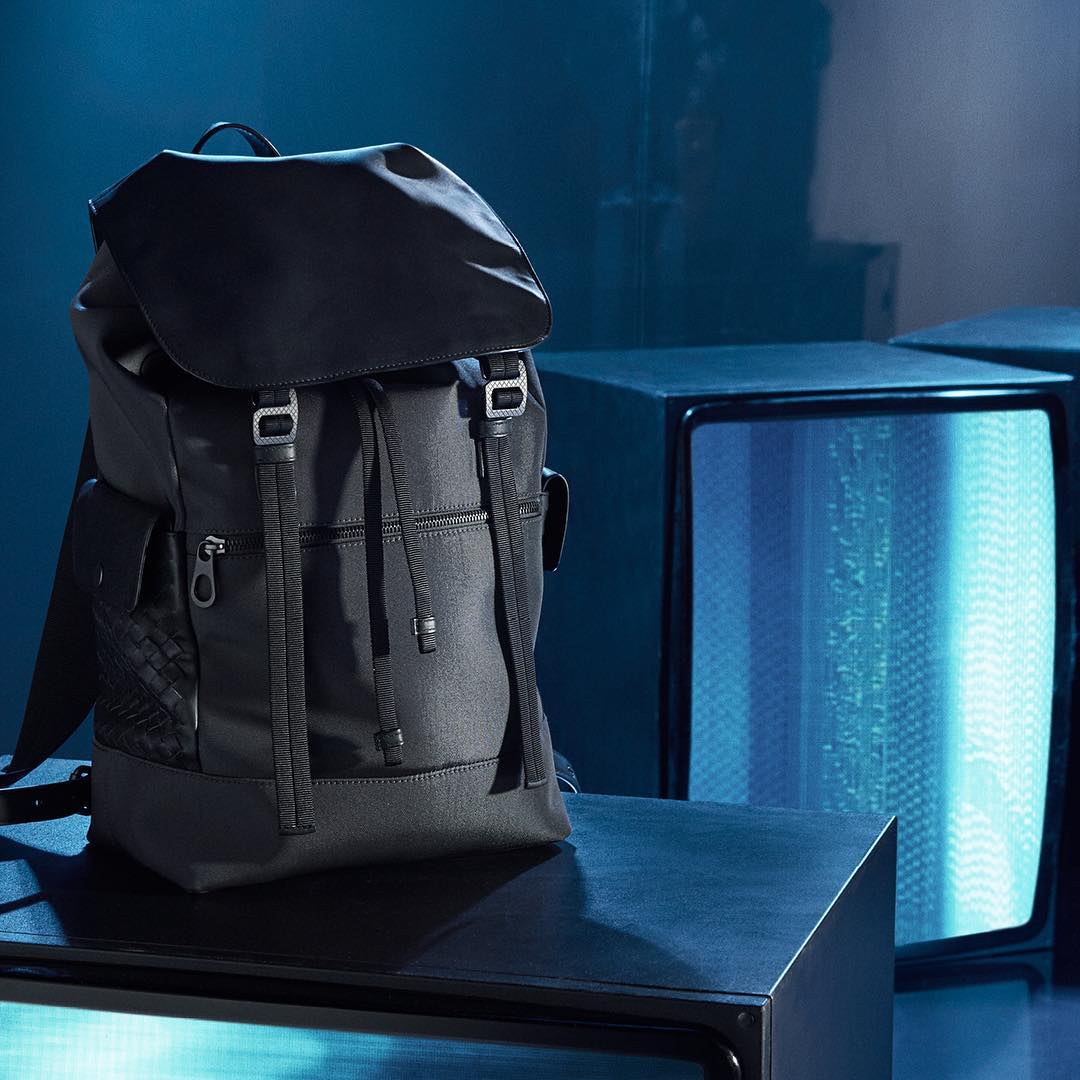 TheMensDesk's tweet photo. bottegavenetaPeak performance.
The season’s newest backpack is named the Sassolungo after one of the highest mountains in the Italian Dolomites. In an elegant mix of technical nylon and matte calf, it’s at home both off-road and on avenue.
#BottegaVeneta
#BVReflections https://t.co/7iM2jlM4PY