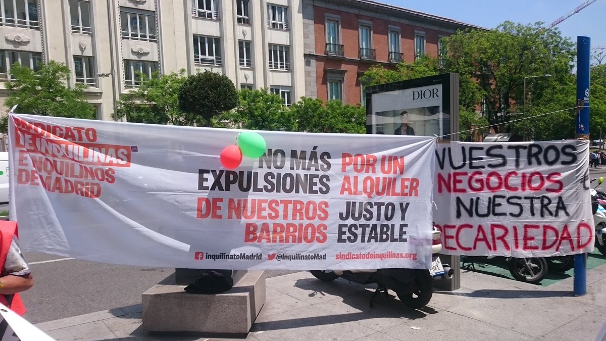 PahNoguera's tweet photo. Mientras ellos hacen sus negocios con caviar y champagne a nosotras nos desahucian sin piedad. #RodeaElPalace22M https://t.co/G49GHiOoRk
