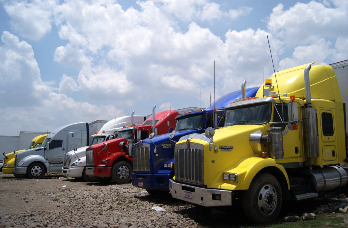 En seguimiento a una investigación por robo de tractocamión, <a href="/FiscaliaPuebla/">FGE Puebla</a> cateó un predio en #Amozoc donde recuperó 60 vehículos, incluyendo 27 cajas secas cargadas con varias toneladas de mercancía como electrodomésticos, alimentos, muebles, etc. Prevalecen  las indagatorias.