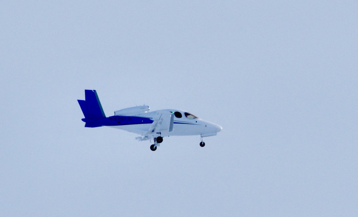 FrankReardon1's tweet photo. @gautschimartin #N474CG @Cirrus_Aircraft #SF50 flying in over #FrobisherBay just before landing at #Iqaluit Airport in #Nunavut on MAY.20.2018 #YFBSpotters #YFB thanks @tattuinee &amp; @steffanwatkins for the heads up. Sorry I could not get a landing shot on 34 but I was at home https://t.co/MNlU68ij1V