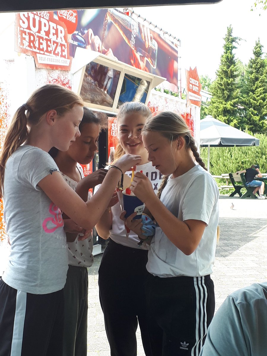 amstelschool's tweet photo. Groep 8 in Walibi! Wat een topdag! https://t.co/zupZON1EiC