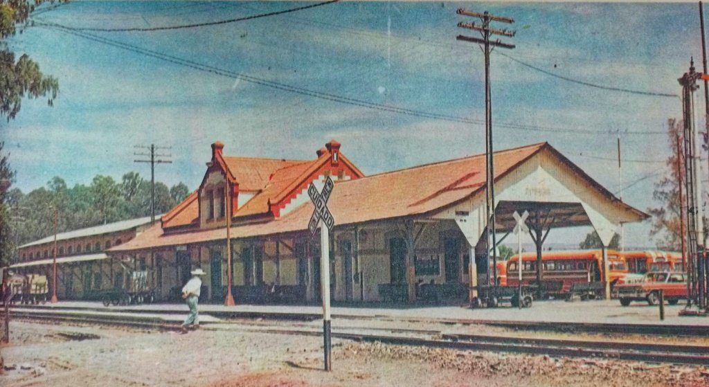 jluismeza's tweet photo. #LeonRetro La estación de ferrocarril, hacia 1974. https://t.co/8fLv5QRQlA
