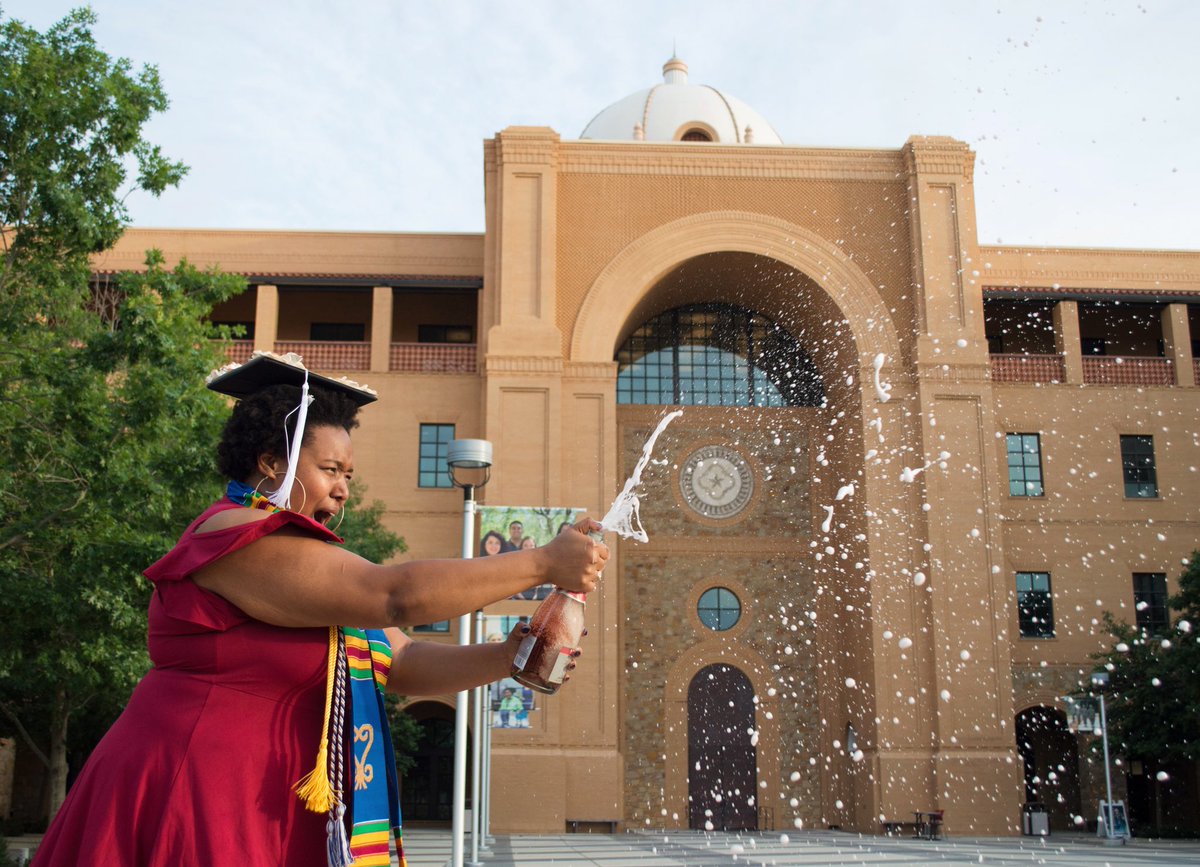 Jorlanditha's tweet photo. @fotosby_tori pulled off the most fun and relaxed photo shoot on the @TAMUSanAntonio campus! #JagGrad18 #blackgrads #photographer #BAdone #MAloading https://t.co/jRSVnDTOUm