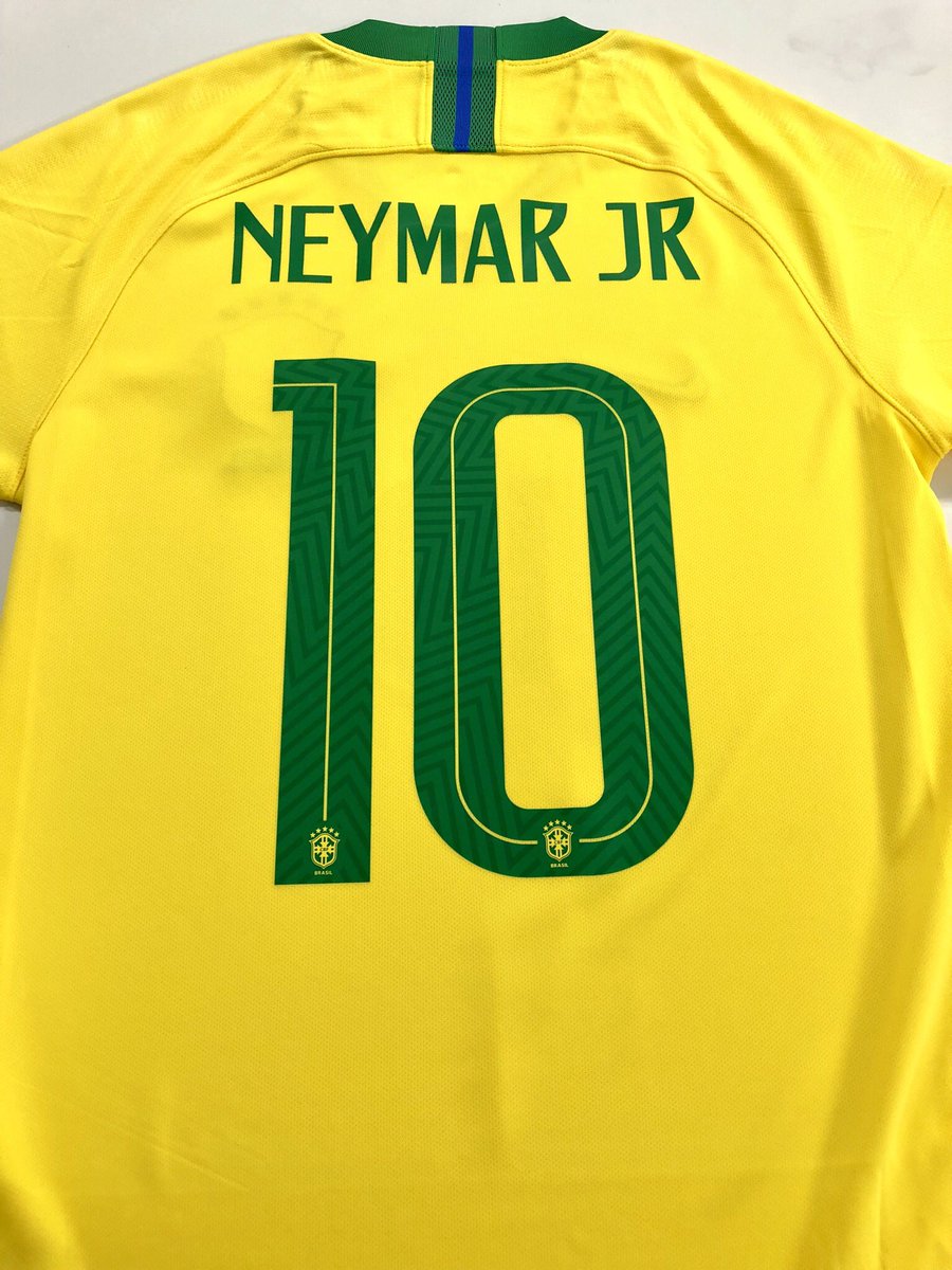 ともさん サッカーユニフォームの世界 ブラジル代表18 ネイマールマーキング ブラジルらしいシンプルデザイン しかし文字の形と背番号の透かし模様が可愛いです 果たして本大会での活躍は ブラジル代表 サッカーユニフォーム Nike ナイキ