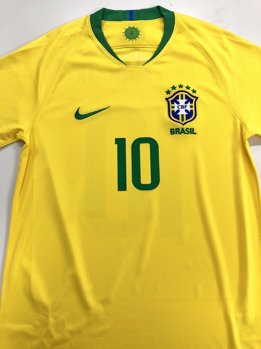 ともさん Tomosan サッカーユニフォームの世界 En Twitter ブラジル代表18 ネイマールマーキング ブラジルらしいシンプルデザイン しかし文字の形と背番号の透かし模様が可愛いです 果たして本大会での活躍は ブラジル代表 サッカーユニフォーム Nike
