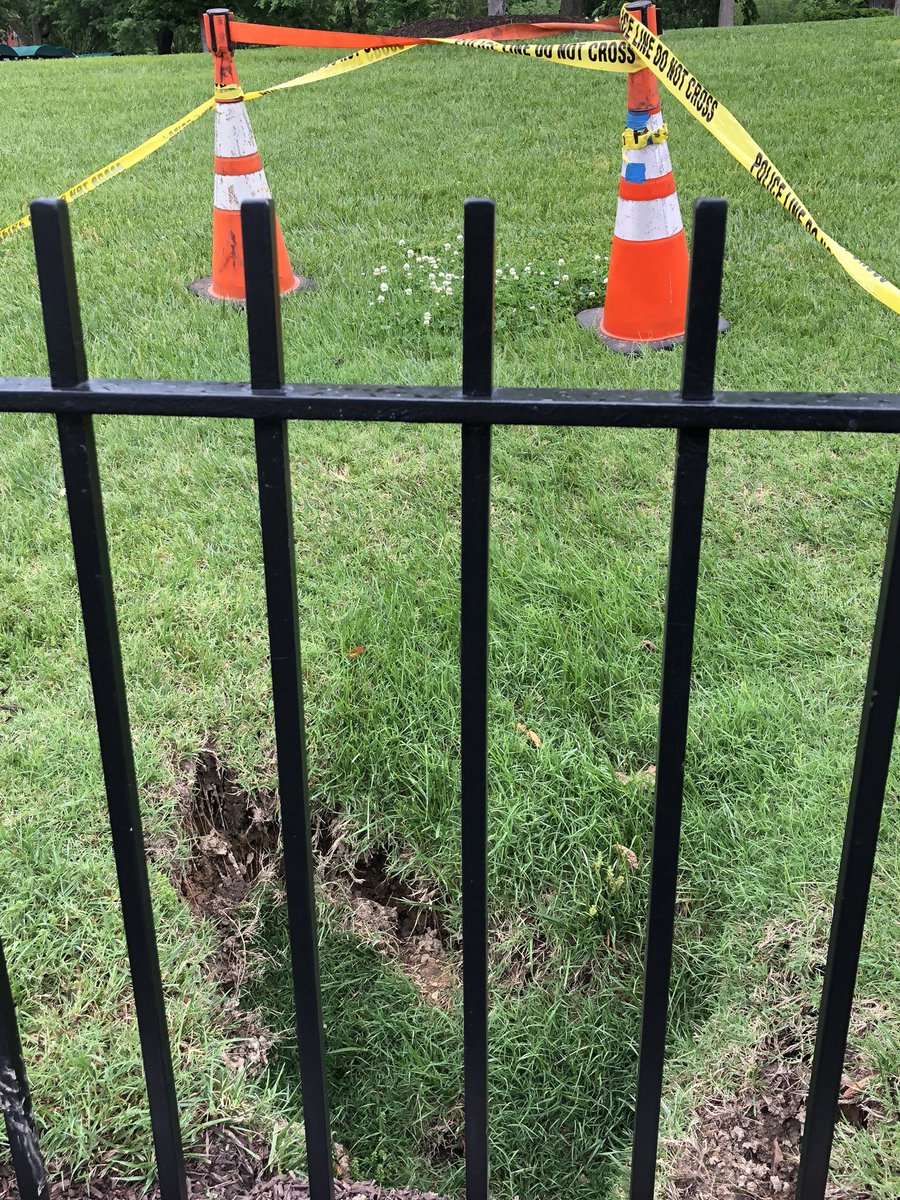 Sinkholes Are Forming On the White House North Lawn Ddzf8wtVMAEerDj