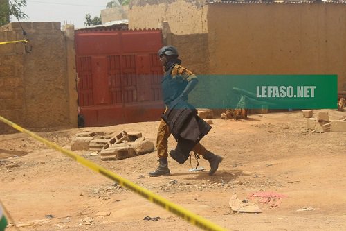 Lefaso_net's tweet photo. #Rayongo: Des tenues militaires burkinabè et françaises ont été retrouvées dans la villa des présumés terroristes.
En savoir plus ici: https://t.co/KCSX0ebcAS https://t.co/djQXOCkOEx