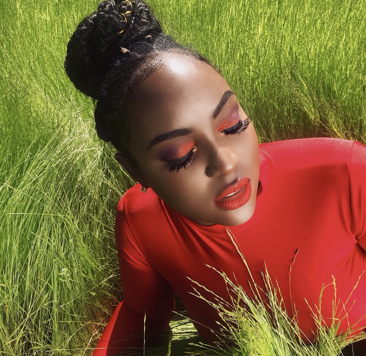 huenoir's tweet image. Feeling FIERY on a Tuesday🔥 Who else is loving red on @amaralanegraaln ? #BeautyInColor