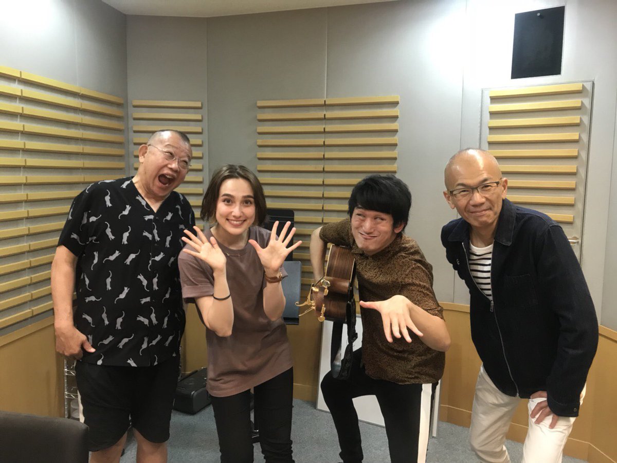 kawariver_HONE's tweet photo. 鶴瓶師匠が この顔してくれてるのヤバくないですか。別に変顔で写りましょうなんて 誰も言ってないのに… https://t.co/hxiyb4lWRO