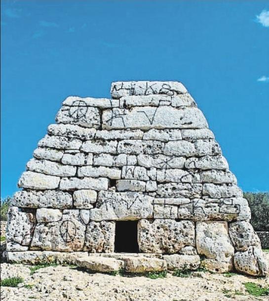 MultiplexIB3's tweet photo. Coneixem en què consisteix i com va la tasca dels tècnics que realitzen la neteja de la #NavetadelsTudons a #Menorca. #SiscoIsbert, coordinador del procés de restauració ens ho explica a @IB3radio https://t.co/1KeT5ft5WM