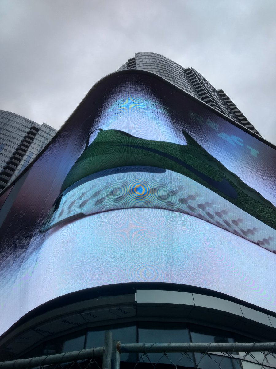 GChansin's tweet image. There&apos;s a massive curved LED display just across the road from #DisplayWeek18 . Coincidence?
