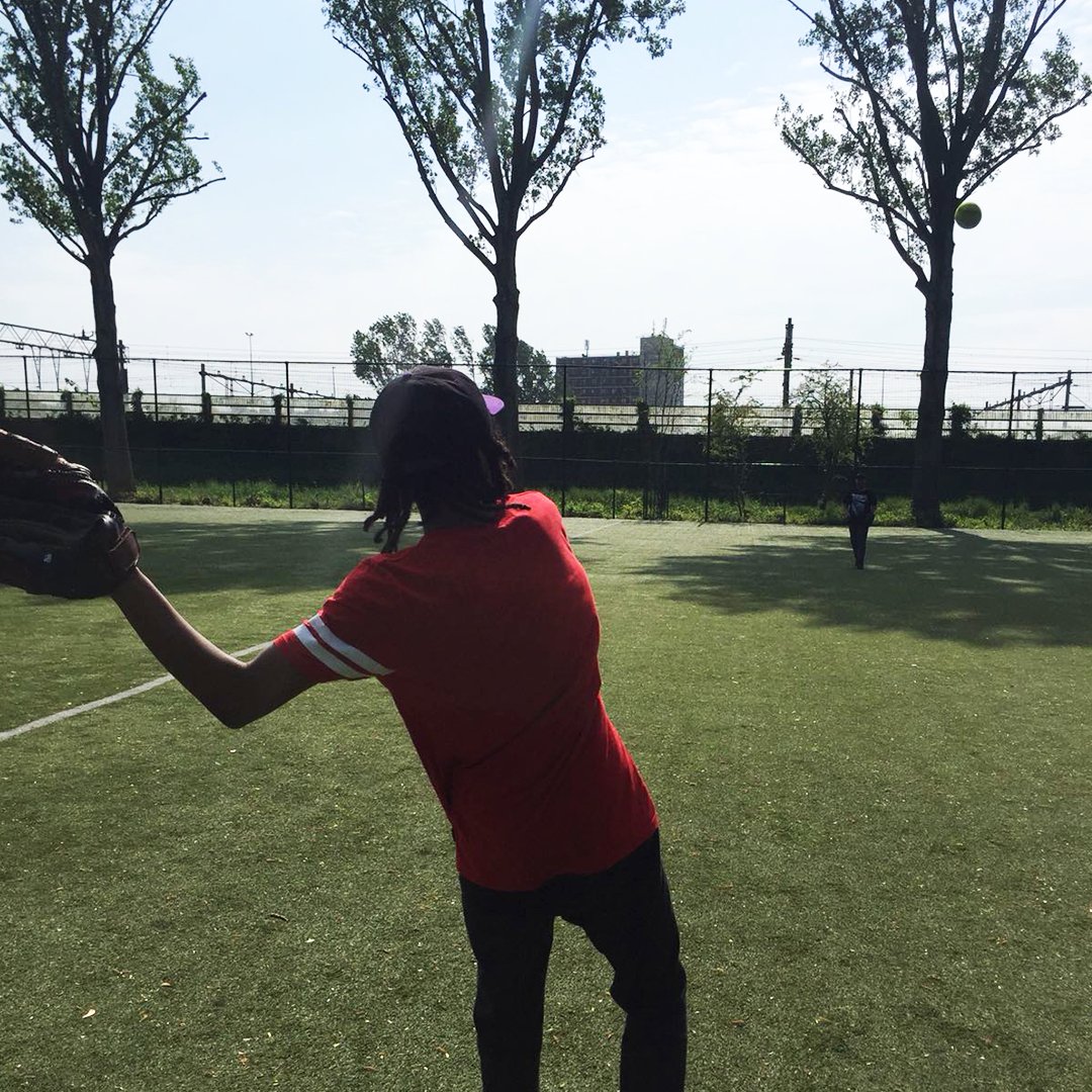 Het zomerse weer zorgt voor heerlijke trainingen in het zonnetje ☀! De warming-up blijft natuurlijk wel belangrijk voor de teams van Neptunus en Urban010 ⚾.