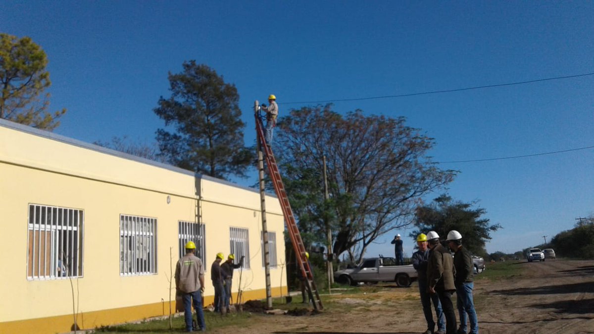SecEnergiaER's tweet photo. El Secretario Ing. Jorge González  está recorriendo las obras de electrificación rural de la zona Mojones Norte. Reemplazan lámparas por iluminación Led en la Escuela "Concordia". #IluminaciónLed https://t.co/nHBdapakW3