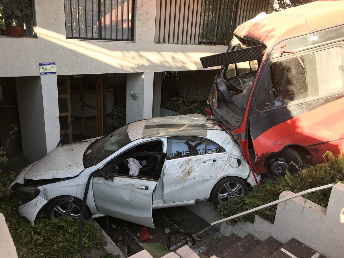 emergencydron's tweet photo. 3 compañías del @cbsantiago trabajan en Rescate Vehicular por microbús que terminó incrustado en frontis de edificio en Padre Kennedy con Geronimo de Alderete. @bomba18cl @15feuerwehr y 19Compañía. https://t.co/ZMpwooiBmv