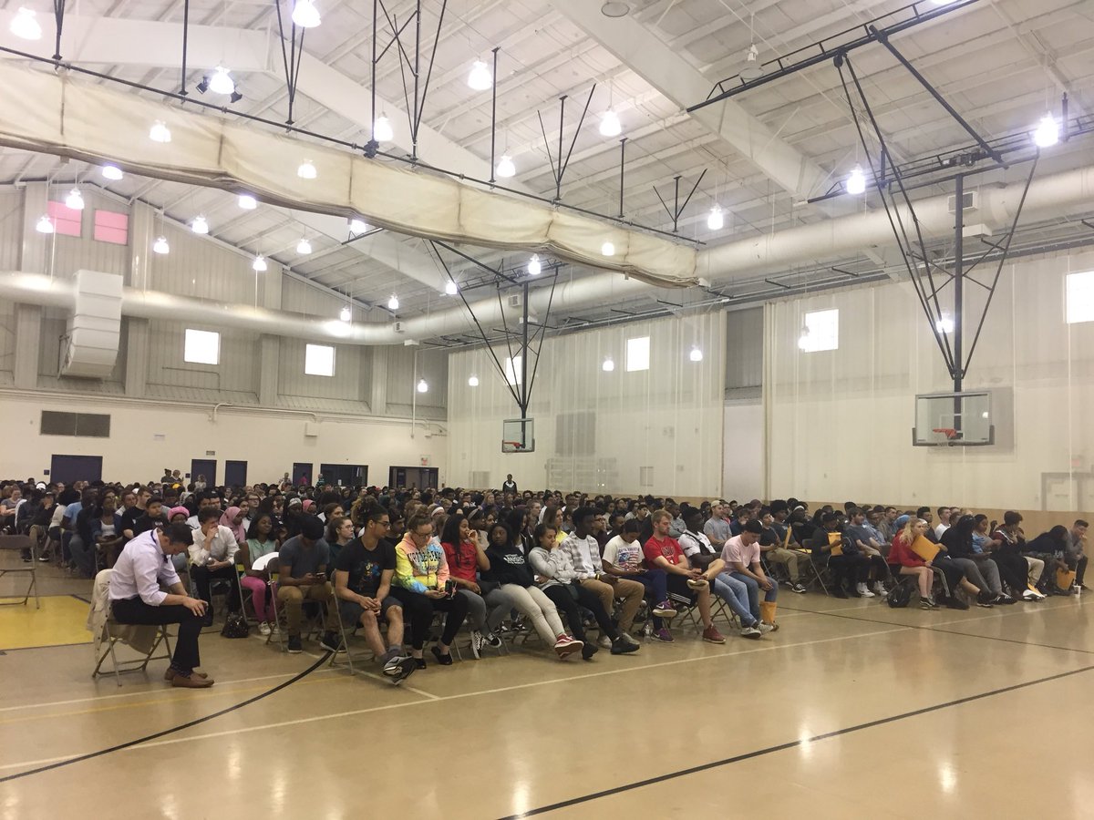 caschmitt22's tweet photo. Graduation practice! #classof2018 https://t.co/WanDMbM2Fv