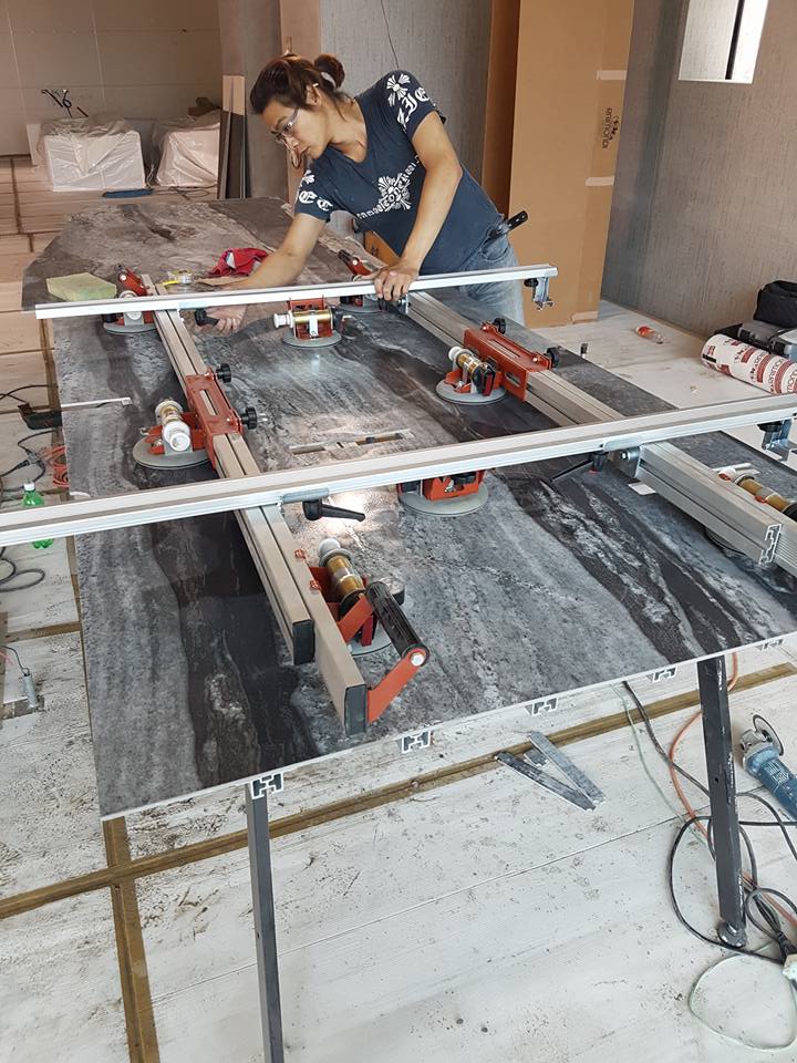 RaimondiSpain's tweet photo. 📸 Increible colocación de #GranFormato que nos llega desde Taiwan. Gracias al sistema de corte POWER-RAIZOR es posible realizar esos cortes para los escalones con total precisión. #raimondispa #raimonditools https://t.co/FBsTf7ALPl