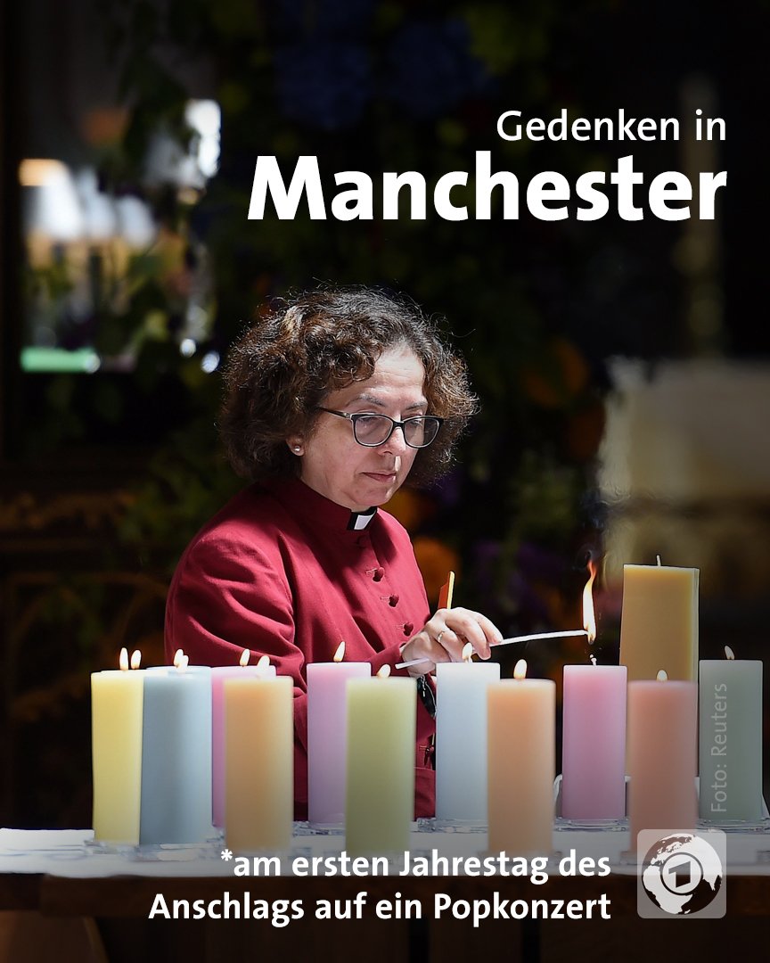 Bild zeigt eine Frau, die bunte Kerzen anzündet. Text: Gedenken in Manchester am ersten Jahrestag des Anschlags auf ein Popkonzert
