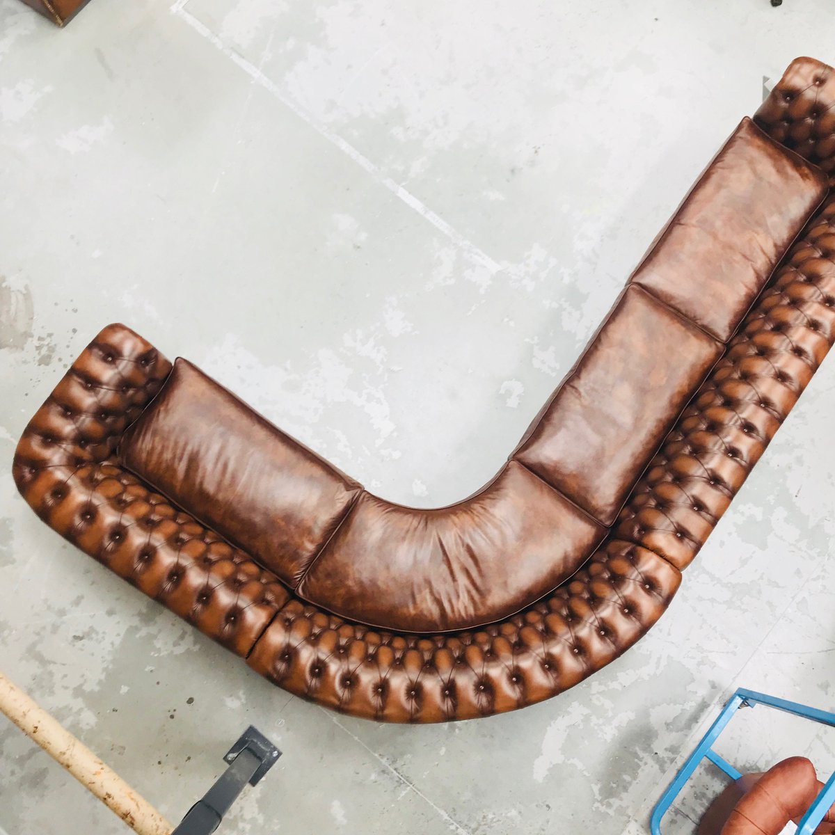 fleminghowland's tweet photo. Leaving the F&amp;H workshop: chesterfield corner unit in Antiqued Tobacco leather. #chesterfieldsofas #fleminghowland #leathersofas #cornersofas https://t.co/Oa7xO2fnct